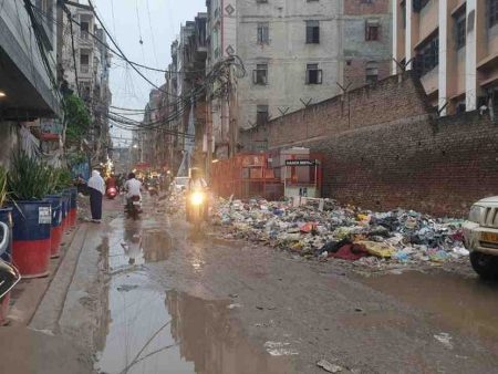 Garbage dumped on road of Shaheen Bagh, photo by the Okhla Times
